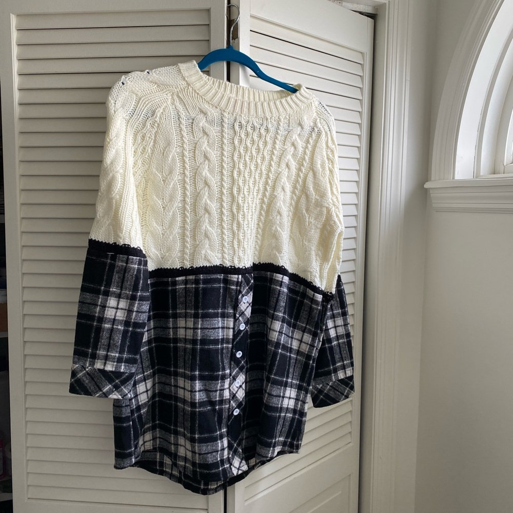 Super cute and cozy sweater with flannel bottom! Size medium.